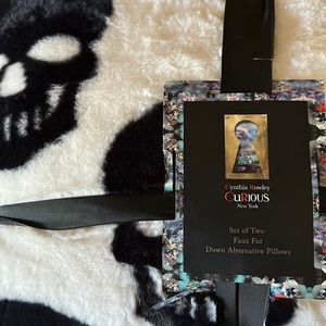 NWT Cynthia Rowley Curious ultra plush faux fur skull throw pillow
